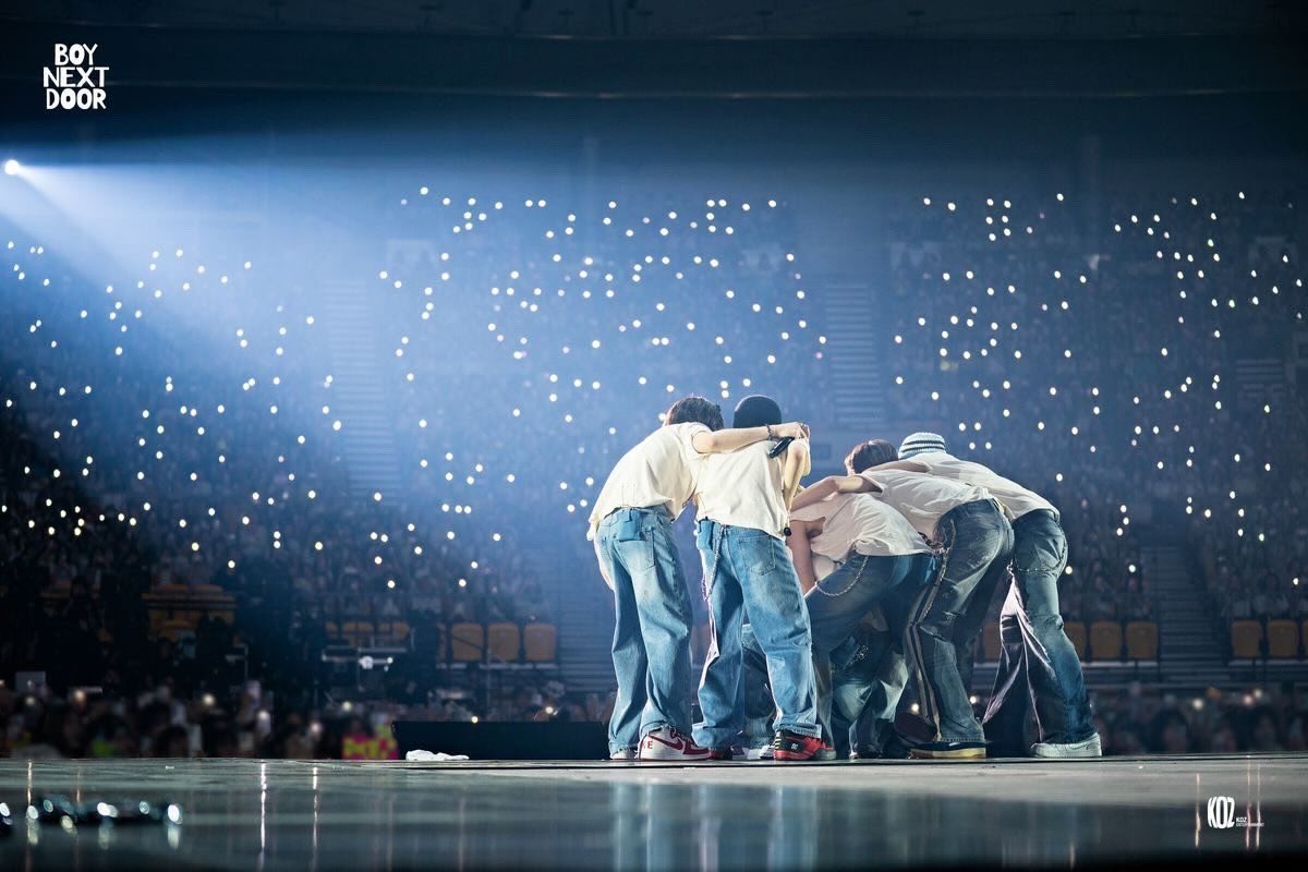 one_thing_is's tweet photo. 난 뭔가 콘서트때 이렇게 멤버들이 서로안고
있는 모습보면 되게 울컥함..
서로 아끼는걸 알고있고 그러니깐..
영원하게 이6명의 관계가 이어질거같아서
더 좋고 그런것같네에
얘드라 400년동안 영원하자 진짜 https://t.co/ITRBH7B3yo