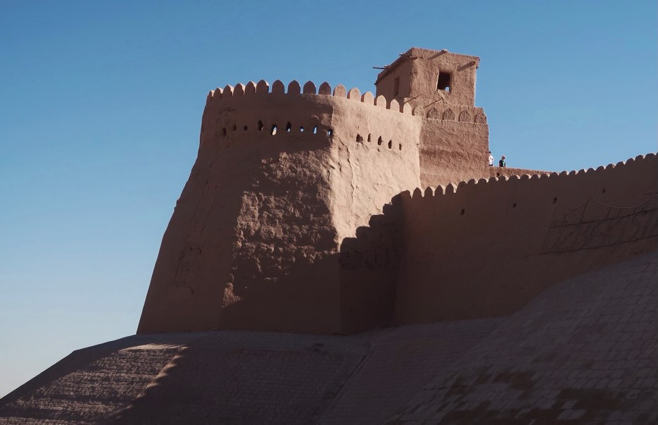 busrayusufguney's tweet photo. Partons sur la route de la Soie, en Ouzbékistan, sur les remparts de Khiva. Les deux tiers du pays sont occupés par le désert du Kyzylkoum, les « dunes rouges ». Un vrai dépaysement. https://t.co/bstT2Md4so