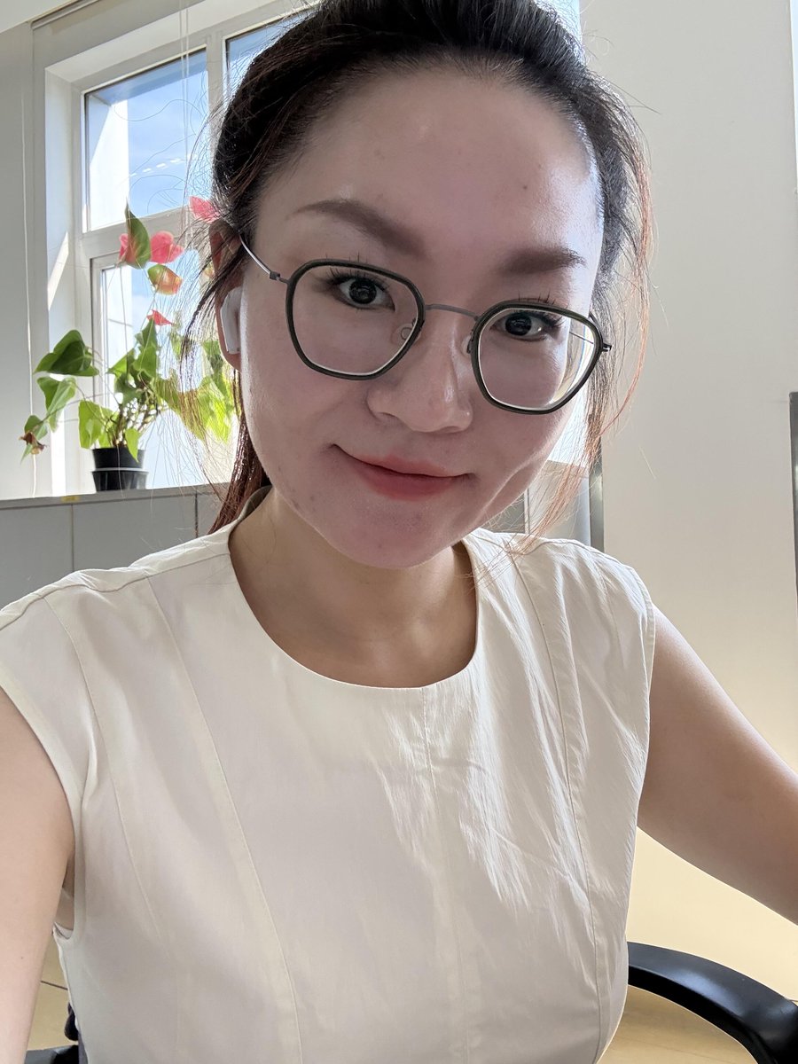 mmx____0's tweet photo. 在奶茶店等奶茶了，可是我们找我搭讪的弟弟这么多啊，现在看不出来我都事阿姨了吗~哈哈 https://t.co/XrcpfDQoM9
