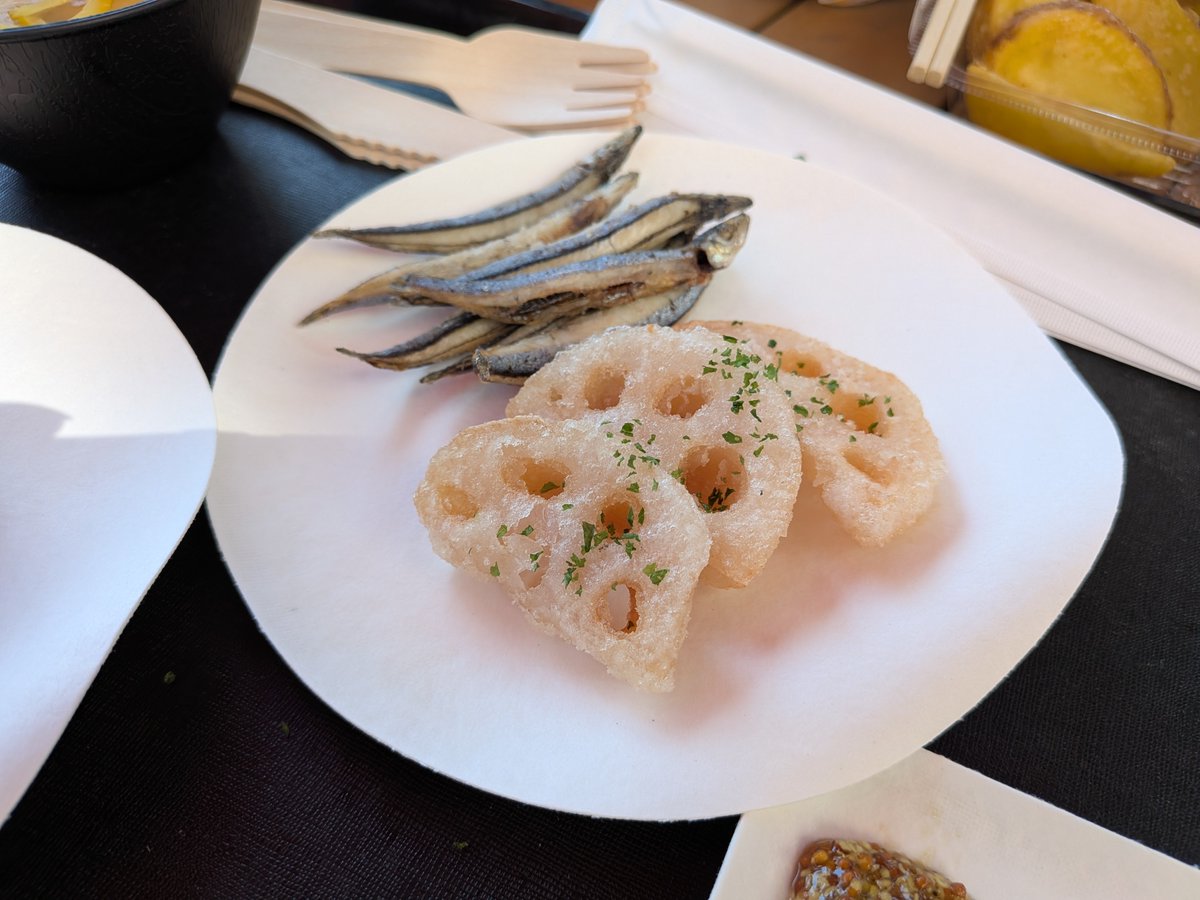 1123hiro1123's tweet photo. ハウステンボスのテイストオブ九州、キビナゴ好きだった🐟
旦那はメンチカツのキノコのソース大絶賛🍄
このソース、ほんとに美味しかった😋 https://t.co/QUDiGtWRB0