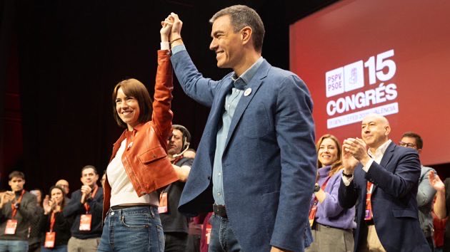 DianaMorantR's tweet photo. Con el orgullo de todo lo que hemos hecho y la mirada puesta en todo lo que aún podemos conquistar.

Hemos demostrado que se puede.
Y ahora vamos a por más.

Estamos listos. 
A ganar, @sanchezcastejon ❤️🌹 https://t.co/3mdDcm2rtZ