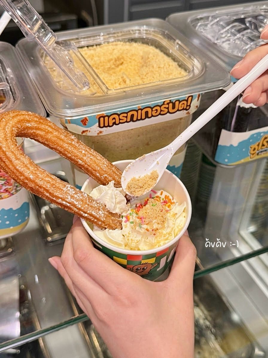 yubilip_'s tweet photo. Potato Corner มีชูโรสแล้ว 😭💖 สายของหวานอย่างผมจะเหลือเหรอ พุ่งตัวเลยคับบบ

ระหว่างรอทอดชูโรส หันไปเจอป้าย DIY เลยขอลองซะหน่อย เหมือนได้กลับไปเล่นขายของตอนเด็ก 🤣 ตัก topping ฉ่ำ ใส่ทุกอย่างไปเลย คุ้มตัง 89 บาทมากกก 

📌ใครอยากเล่นพุ่งตัวด่วน มีถึง 11 ต.ค. เท่านั้นนะ https://t.co/z4PGOMzy4c