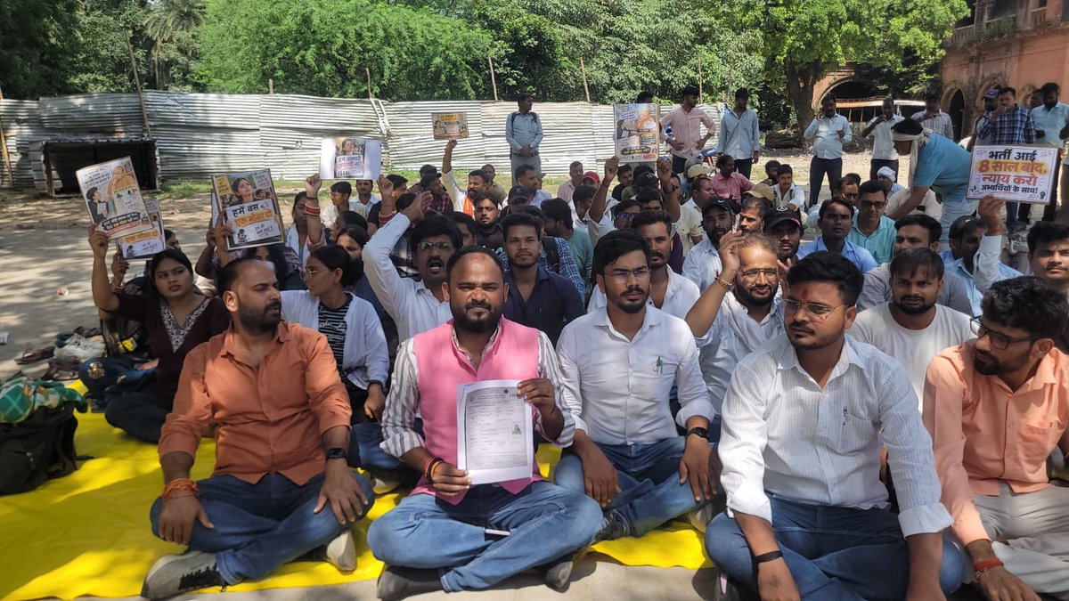 rishabhpost's tweet photo. UPTET में OMR रिजेक्शन और नॉर्मलाइजेशन की वजह से फेल अभ्यर्थियों का आज से प्रयागराज पत्थर गिरजाघर पर अनवरत धरना प्रारम्भ हो गया है। अभ्यर्थियों की माँग है कि उनका परिणाम जारी किया जाए व उन्हें SUPERTET में आवेदन करने का मौका प्रदान किया जाए। आयोग अपने विज्ञप्ति के द्वारा पहले ही इनकी मांगो को ठुकरा चुका है। अब देखने वाली बात यह है कि इनकी माँगे मानी जाती है या नहीं? सैकड़ो की संख्या में छात्र प्रयागराज धरना स्थल पर उपस्थित है।