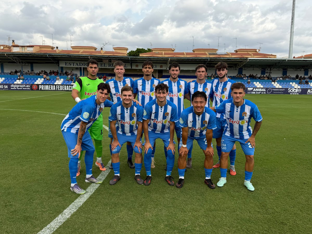 aguilas_fc's tweet photo. 𝘍𝘐𝘓𝘐𝘈𝘓 | 𝗠𝗶𝗰𝗿𝗼𝗰𝗿𝗼́𝗻𝗶𝗰𝗮 📝

Águilas F.C. ‘B’ 1 - 1 U. Molinense C.F.

📰 El filial blanquiazul deja escapar dos puntos en el descuento, tras un cruel desenlace en el que los visitantes empataron con un libre directo que se coló en la portería tras varios rebotes. Marcos Vinicius hizo cinco minutos antes el único gol del cuadro aguileño.

#𝐶𝑜𝑚𝑜𝐿𝑎𝑃𝑟𝑖𝑚𝑒𝑟𝑎𝑉𝑒𝑧 💙🤍