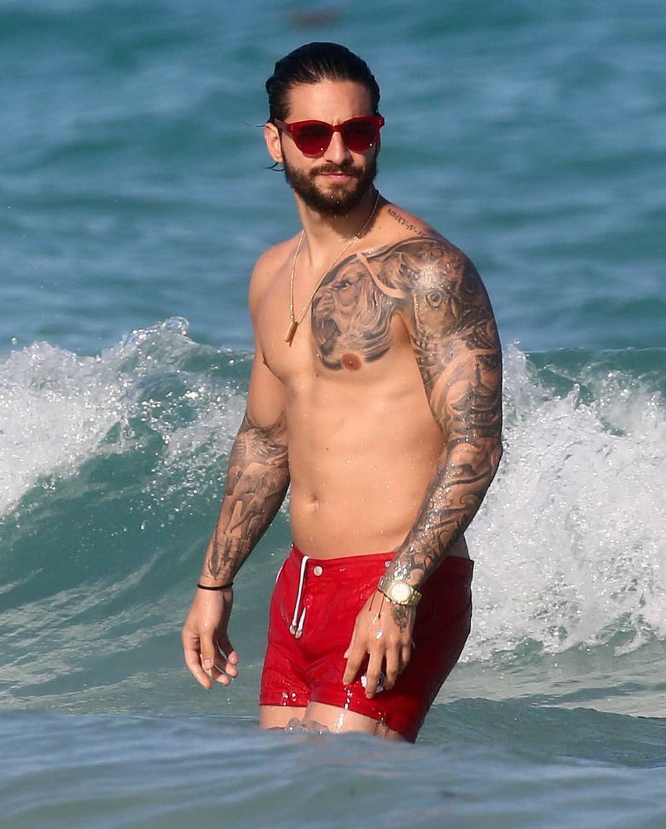 CrimsonHea4rt's tweet photo. Maluma goes shirtless on the beach in Miami 😍🌈 https://t.co/K0AIi8OmOD