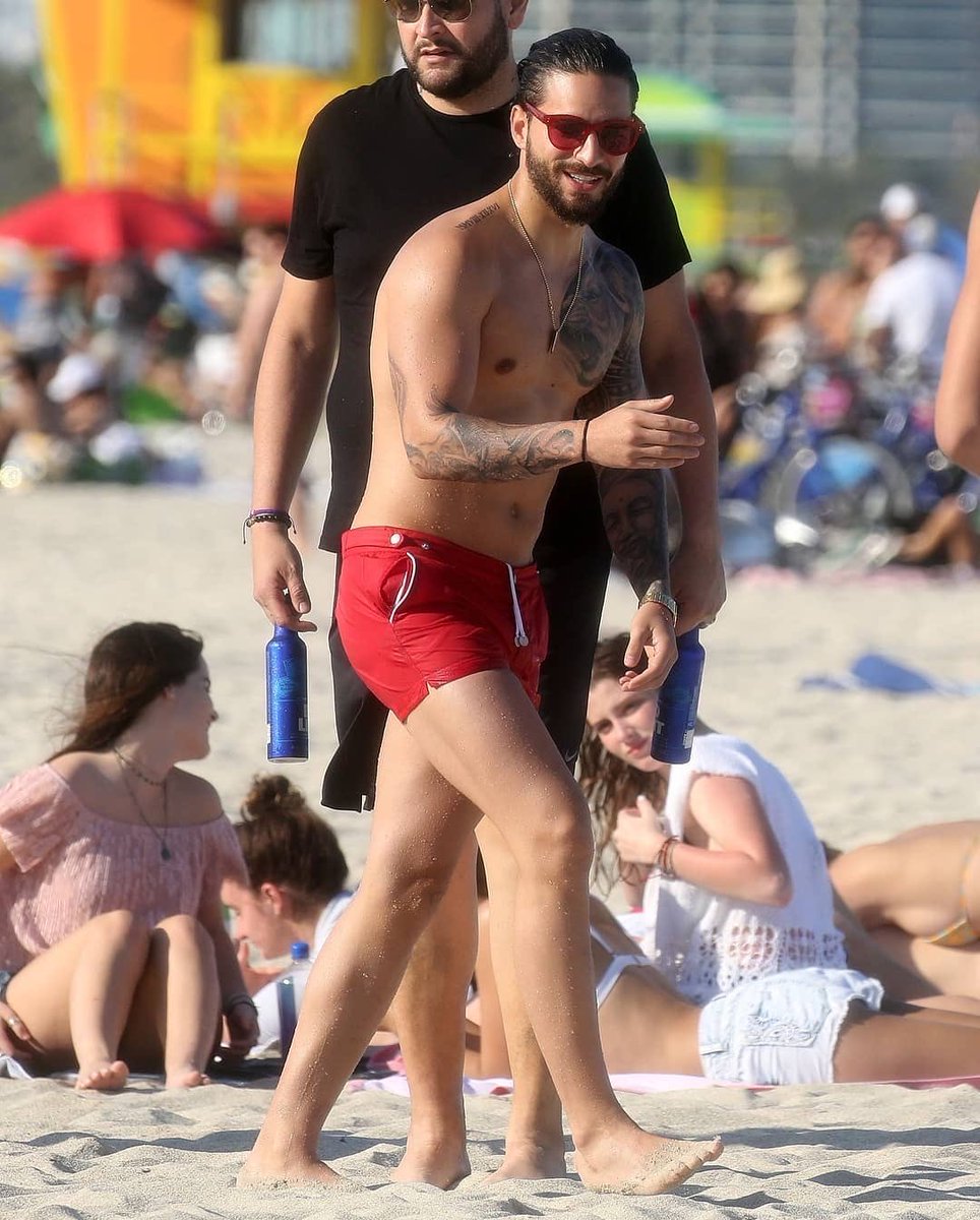 CrimsonHea4rt's tweet photo. Maluma goes shirtless on the beach in Miami 😍🌈 https://t.co/K0AIi8OmOD