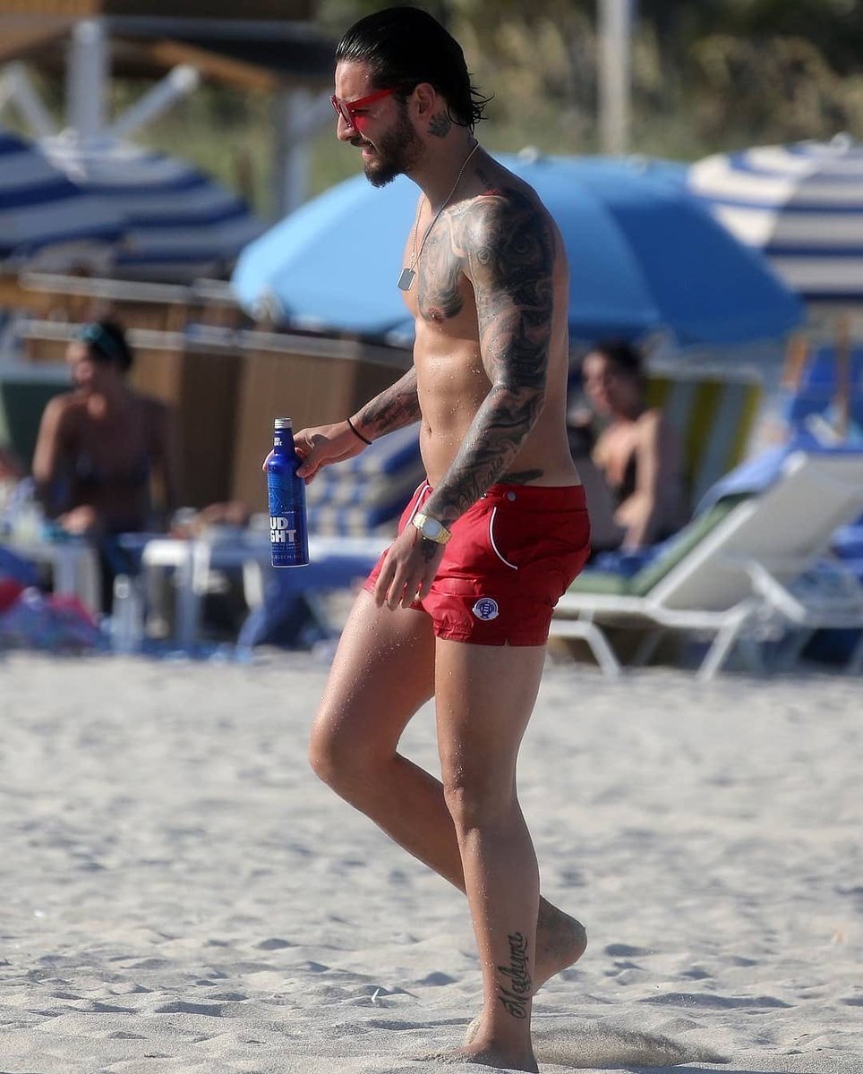 CrimsonHea4rt's tweet photo. Maluma goes shirtless on the beach in Miami 😍🌈 https://t.co/K0AIi8OmOD