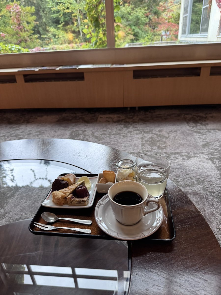 Meteore2741's tweet photo. 雨の紅葉🍁を観ながらウェルカムスイーツをいただく😋
シャンパン🍾2杯も飲んでお腹いっぱい😱
お夕飯食べられるかな😅 https://t.co/yyOMfRCpg4