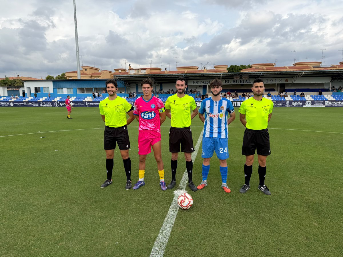 aguilas_fc's tweet photo. 𝘍𝘐𝘓𝘐𝘈𝘓 | 𝗠𝗶𝗰𝗿𝗼𝗰𝗿𝗼́𝗻𝗶𝗰𝗮 📝

Águilas F.C. ‘B’ 1 - 1 U. Molinense C.F.

📰 El filial blanquiazul deja escapar dos puntos en el descuento, tras un cruel desenlace en el que los visitantes empataron con un libre directo que se coló en la portería tras varios rebotes. Marcos Vinicius hizo cinco minutos antes el único gol del cuadro aguileño.

#𝐶𝑜𝑚𝑜𝐿𝑎𝑃𝑟𝑖𝑚𝑒𝑟𝑎𝑉𝑒𝑧 💙🤍