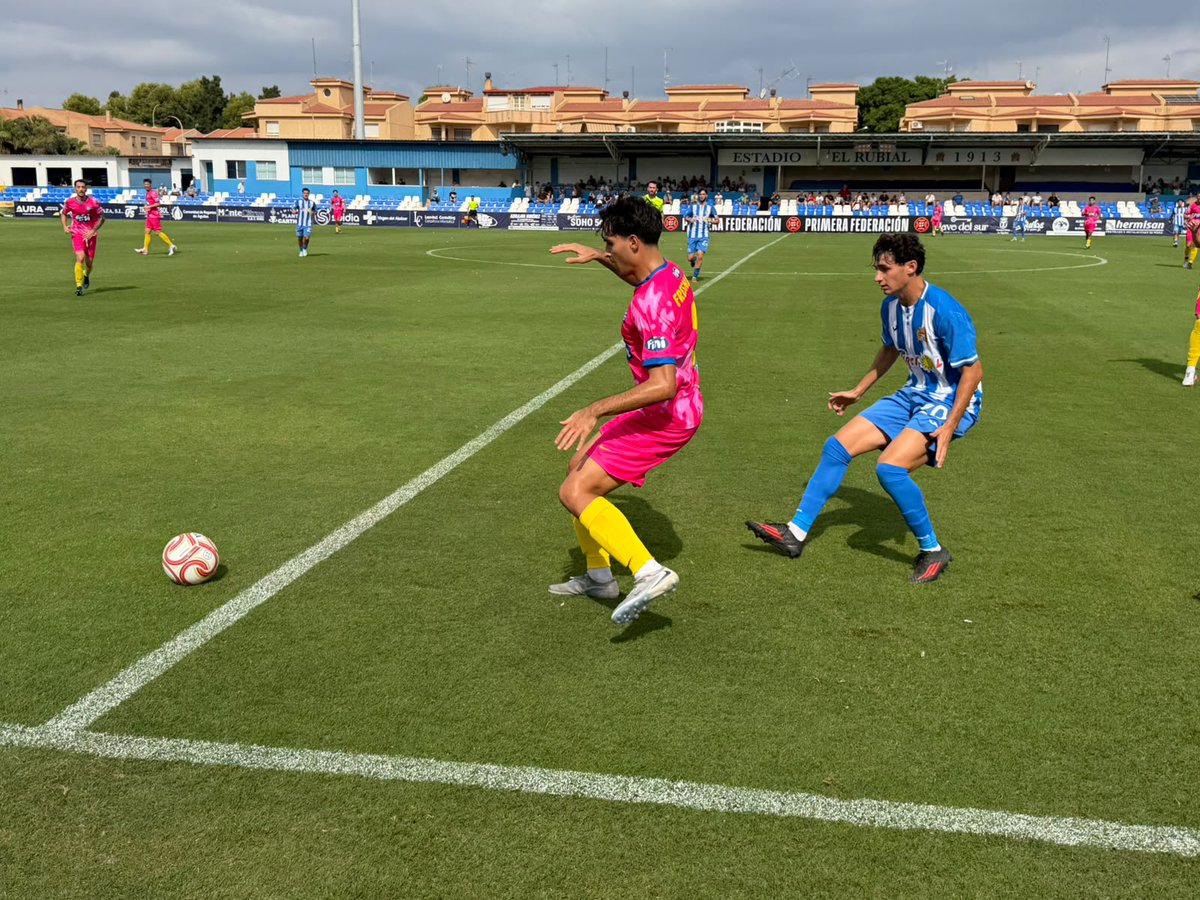 aguilas_fc's tweet photo. 𝘍𝘐𝘓𝘐𝘈𝘓 | 𝗠𝗶𝗰𝗿𝗼𝗰𝗿𝗼́𝗻𝗶𝗰𝗮 📝

Águilas F.C. ‘B’ 1 - 1 U. Molinense C.F.

📰 El filial blanquiazul deja escapar dos puntos en el descuento, tras un cruel desenlace en el que los visitantes empataron con un libre directo que se coló en la portería tras varios rebotes. Marcos Vinicius hizo cinco minutos antes el único gol del cuadro aguileño.

#𝐶𝑜𝑚𝑜𝐿𝑎𝑃𝑟𝑖𝑚𝑒𝑟𝑎𝑉𝑒𝑧 💙🤍