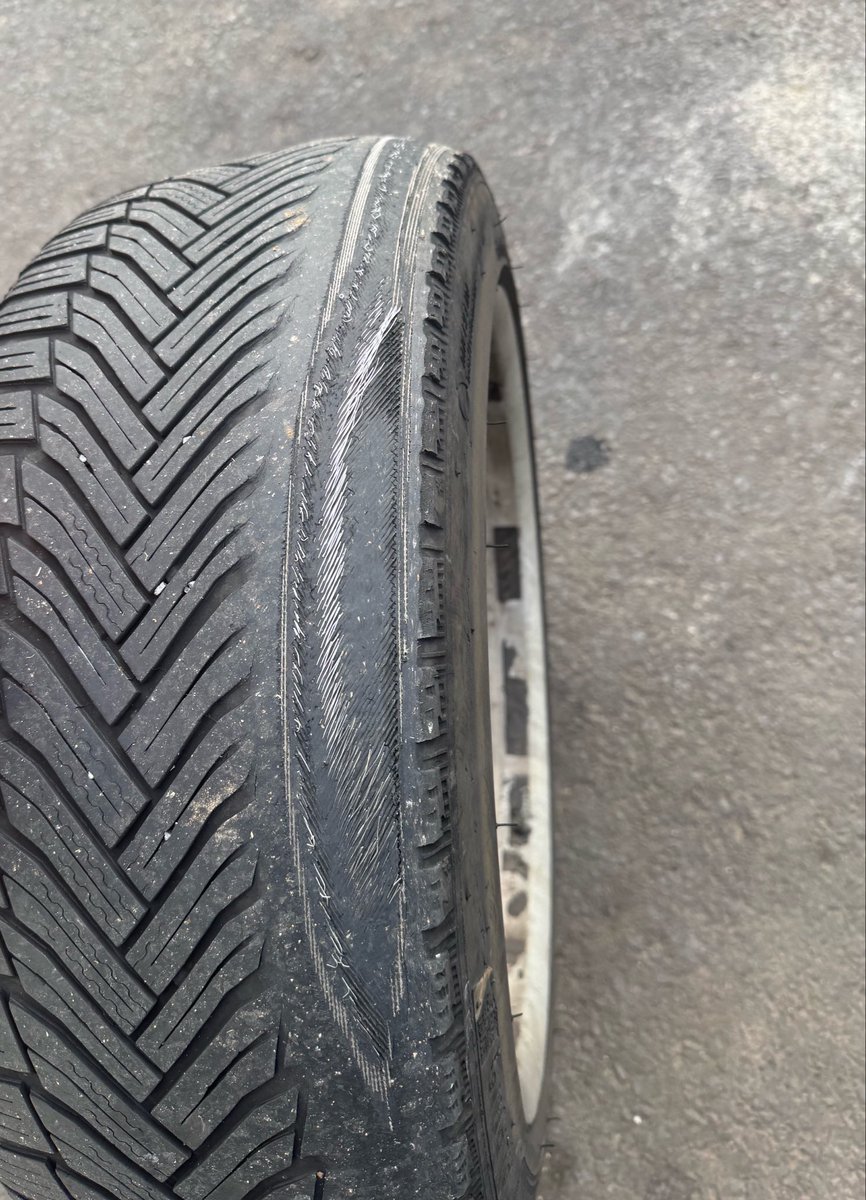 S7Vycc8's tweet photo. Ah mais c’est pour ça que ma voiture tremblait autant mdr https://t.co/xh4gaFpl6E