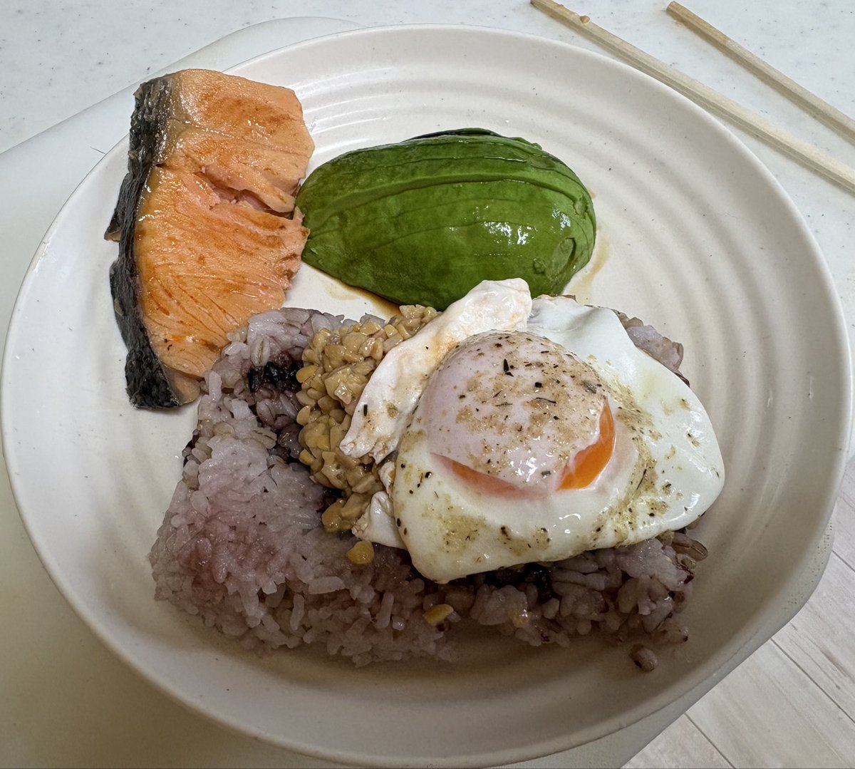 HAKATA0205's tweet photo. 朝ごはん。
納豆
雑穀米
鮭
アボガド
目玉焼き

#ダイエット飯
#ダイエット
#リバウンド
#痩せたい https://t.co/toY87BI8ZK