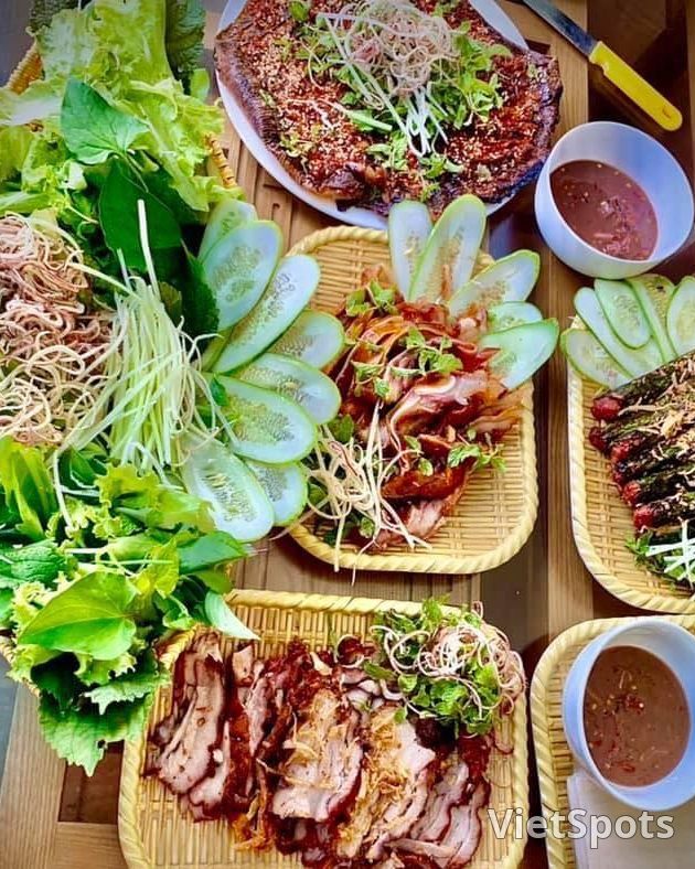 alexchin86's tweet photo. Làng Nướng Bé Hạnh on Lê Thanh Nghị serves charcoal-grilled pork, skewers and seafood with fresh greens, rice paper and house fish sauce. Smoky, local, affordable, and perfect for a DIY roll. Open daily 11:00–22:00. https://t.co/Zk4JeTzCdF