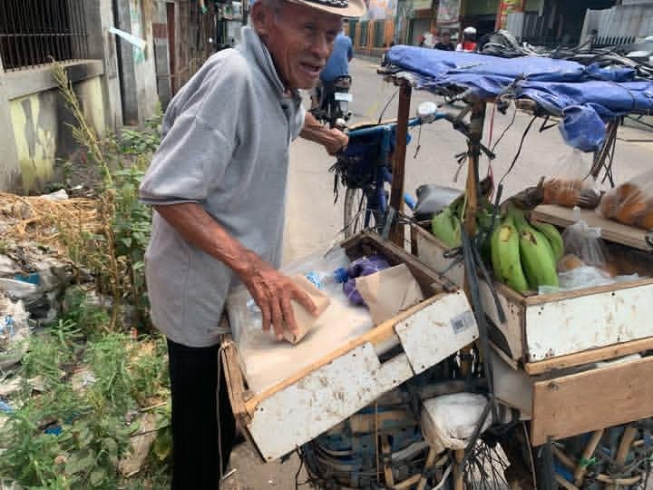 LiaAfri03881071's tweet photo. Buat kakak2 yang ada di daerah Bekasi kusus nya Jatisampurna kalau bertemu Bapak ini tolong di lariskan jualan nya Bapak nya menjual buah buah per kg murah2 kok dan bagus2 ... Bapak nya tiap hari lewat depan warung ku jalan sambil dorong sepeda dan membawa barang jualan nya
#bantuumkm