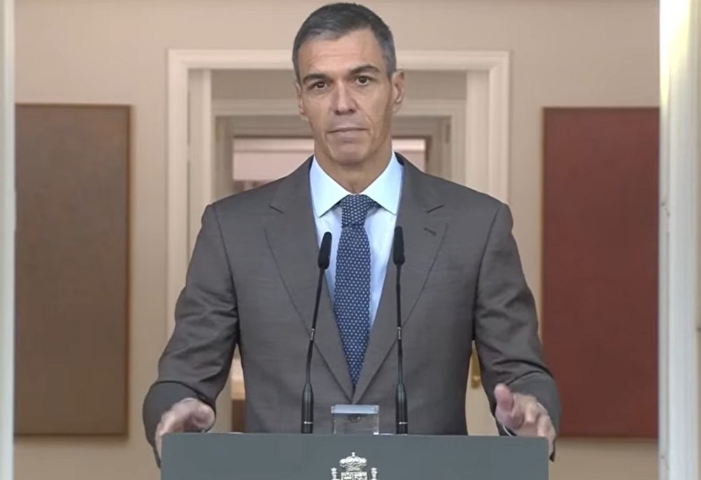 BoGossPrebackup's tweet photo. 🇪🇦 𝐄𝐒𝐏𝐀𝐆𝐍𝐄 🇪🇦
Le Premier ministre espagnol Pedro Sánchez (qui voue une haine farouche à Israël) a annoncé des élections législatives anticipées pour le 29 novembre.
Cette décision fait suite à l'incapacité du gouvernement minoritaire qu'il dirige à faire adopter des lois, faute de majorité parlementaire.
C'est un pari risqué pour Sánchez.
Ses chances de se maintenir au pouvoir sont minces, mais il semble ne pas avoir d'autre choix.