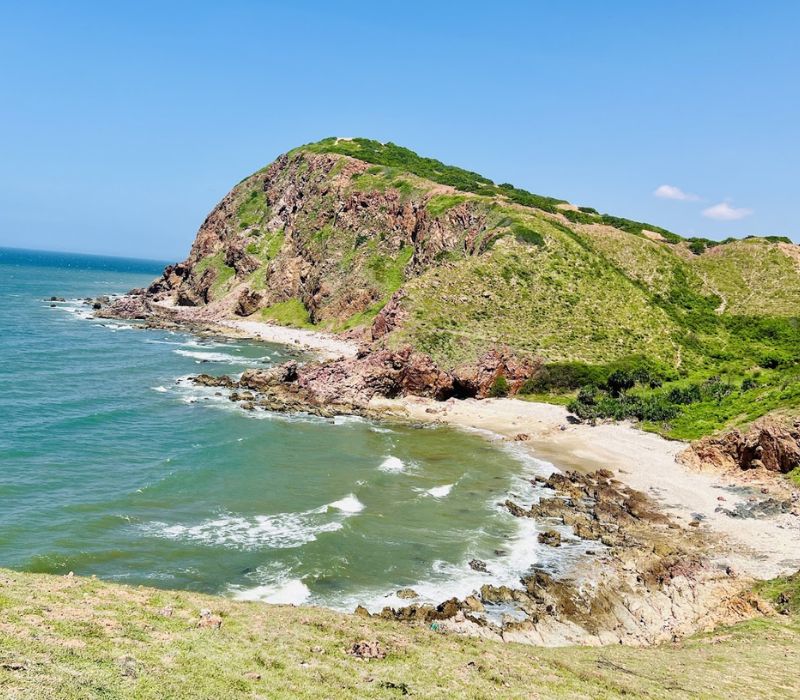 DeaDiCampos's tweet photo. Discover Mui Yen, a wild coastal escape near Bau Trang. Blue seas, sandy shores, grassy hills and rugged cliffs make it perfect for sunrise, sunset, photography and camping. https://t.co/Zgyry8TLOD