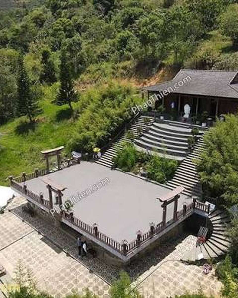 parcker72's tweet photo. Linh Quy Pháp Ấn, près de Đà Lạt : au lever du jour, la pagode émerge d’une mer de nuages entre les collines de thé. Un refuge paisible à découvrir avant l’aube, loin des foules. https://t.co/S4MPzqV4mm