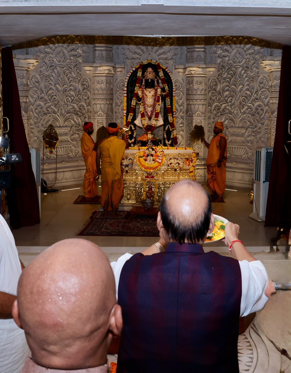 rajnathsingh's tweet photo. अयोध्या में आज श्री रामलला एवं श्री हनुमानजी के दर्शन करके स्वयं को सौभाग्यशाली अनुभव कर रहा हूँ। दोनों मंदिरों में पूजन-अर्चन करके भारत की प्रगति एवं लोक कल्याण की कामना की। https://t.co/mnD5ToEikV