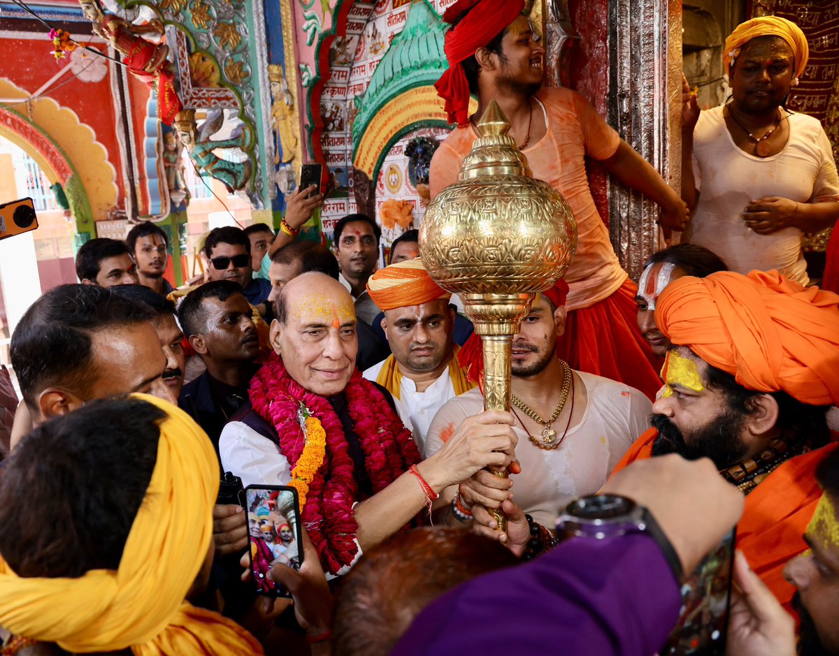 rajnathsingh's tweet photo. अयोध्या में आज श्री रामलला एवं श्री हनुमानजी के दर्शन करके स्वयं को सौभाग्यशाली अनुभव कर रहा हूँ। दोनों मंदिरों में पूजन-अर्चन करके भारत की प्रगति एवं लोक कल्याण की कामना की। https://t.co/mnD5ToEikV