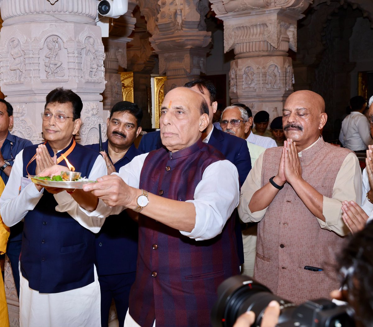 rajnathsingh's tweet photo. अयोध्या में आज श्री रामलला एवं श्री हनुमानजी के दर्शन करके स्वयं को सौभाग्यशाली अनुभव कर रहा हूँ। दोनों मंदिरों में पूजन-अर्चन करके भारत की प्रगति एवं लोक कल्याण की कामना की। https://t.co/mnD5ToEikV