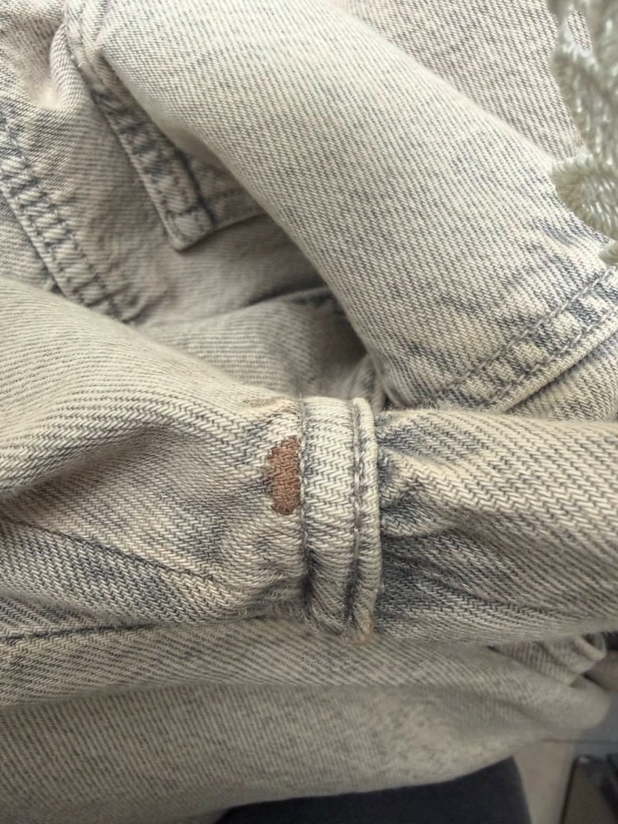 Omoilorin001's tweet photo. One of the reason i don’t like sharing my clothes with women 😭💔 https://t.co/D9nBiwECR1