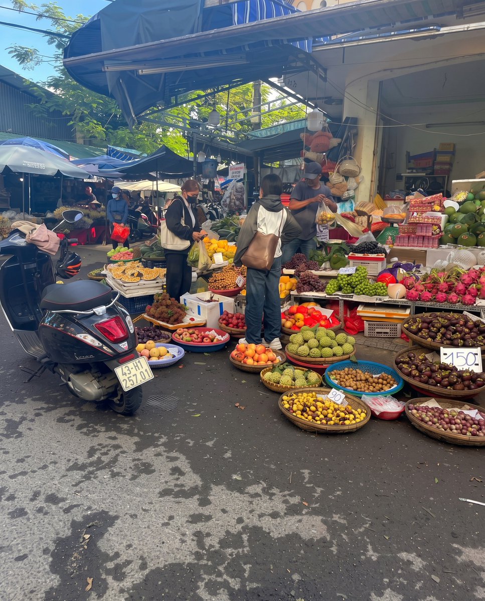 mido_ben's tweet photo. A vibrant Da Nang market bursts with dragon fruit, mangosteen, and lychee. Fresh produce, lively locals, and colorful displays make it a must-see in central Vietnam. https://t.co/sHuRe14osr