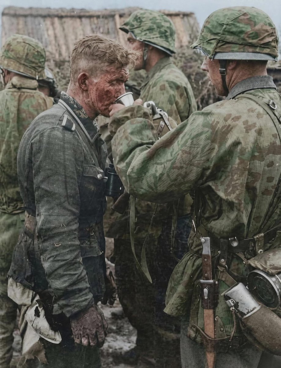 TheAxisCampaign's tweet photo. 🚰 An exhausted Waffen-SS soldier of the 1st SS Panzer Division Leibstandarte SS ‘Adolf Hitler’ is handed a small cup of water from his comrade during the Ardennes Offensive.

Poteau, Belgium, December 18th, 1944.

These soldiers are members of Kampfgruppe Hansen. https://t.co/0Q0w10e2Rb