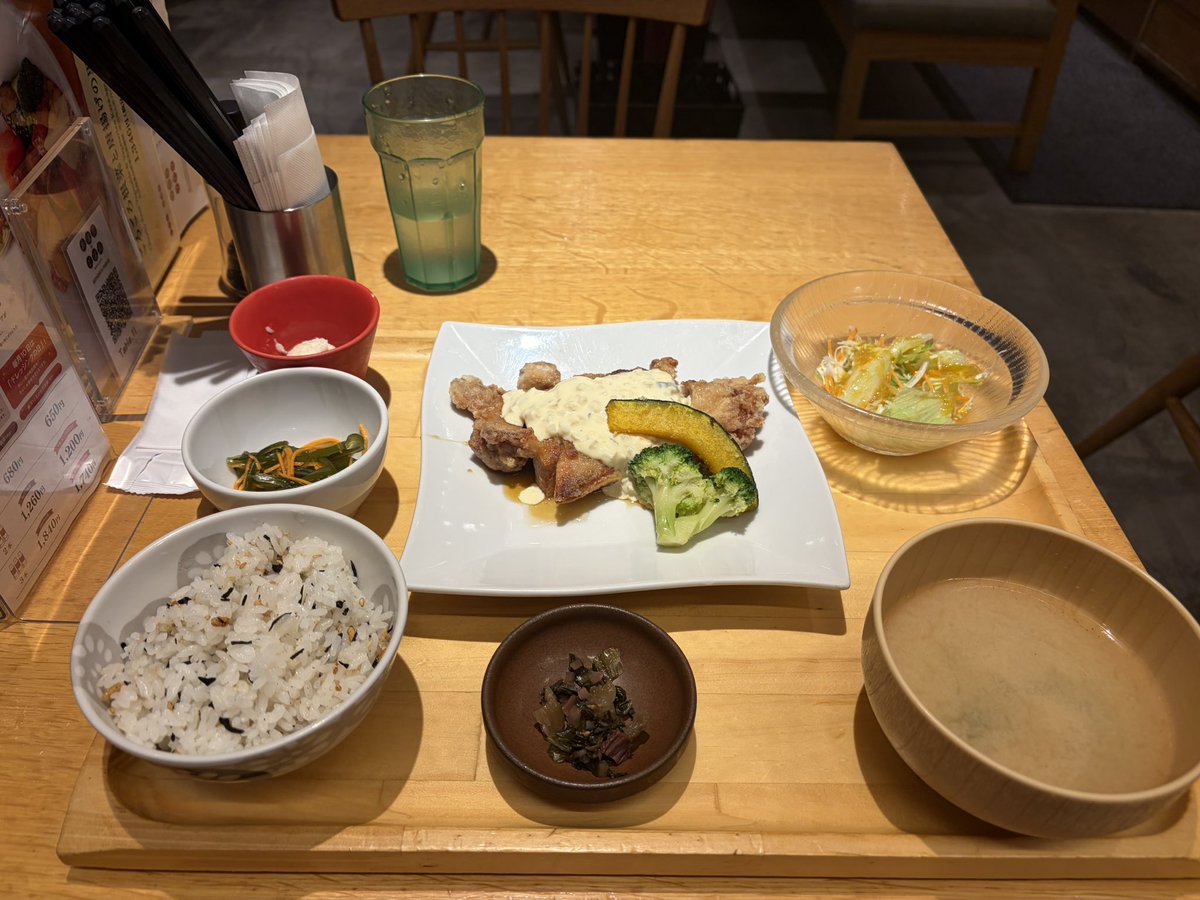 akinotouya7's tweet photo. 宮下パークのなかのおぼんdeごはんで遅めのランチ。ご飯おかわりできるのがいい。美味しかった。 https://t.co/DryY402M1S