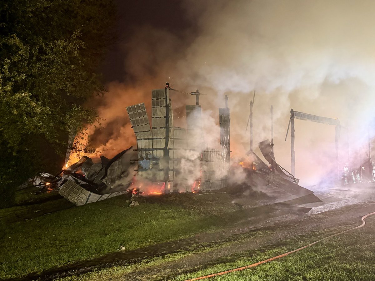 mcfrsPIO's tweet photo. Update - Laytonsville Rd, 100’x75’ hay barn, ‘well-involved’ upon arrival, total loss, bulk of fire ‘knocked down, fire contained but significant overhaul, many hot spots, >65 FFs were on scene, no injuries https://t.co/kWVJlUBPYc
