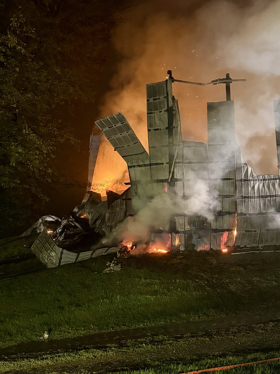 mcfrsPIO's tweet photo. Update - Laytonsville Rd, 100’x75’ hay barn, ‘well-involved’ upon arrival, total loss, bulk of fire ‘knocked down, fire contained but significant overhaul, many hot spots, >65 FFs were on scene, no injuries https://t.co/kWVJlUBPYc