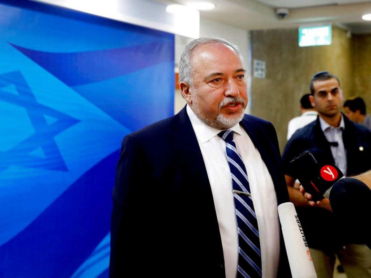 ATurk27's tweet photo. Eski İsrail Savunma Bakanı Avigdor Liberman
Trumptan sonra göreve gelecek ABD Başkanı Filistin devletini tanıyacak BMye üye yapacak
Bunu önlemek için Filistin yönetiminin feshedilmesi Oslo Anlaşmalarının iptal edilmesi  Batı Şeriada İsrail Ürdün ortak yönetimi kurulması gerekiyor https://t.co/2nzFVYB8NK