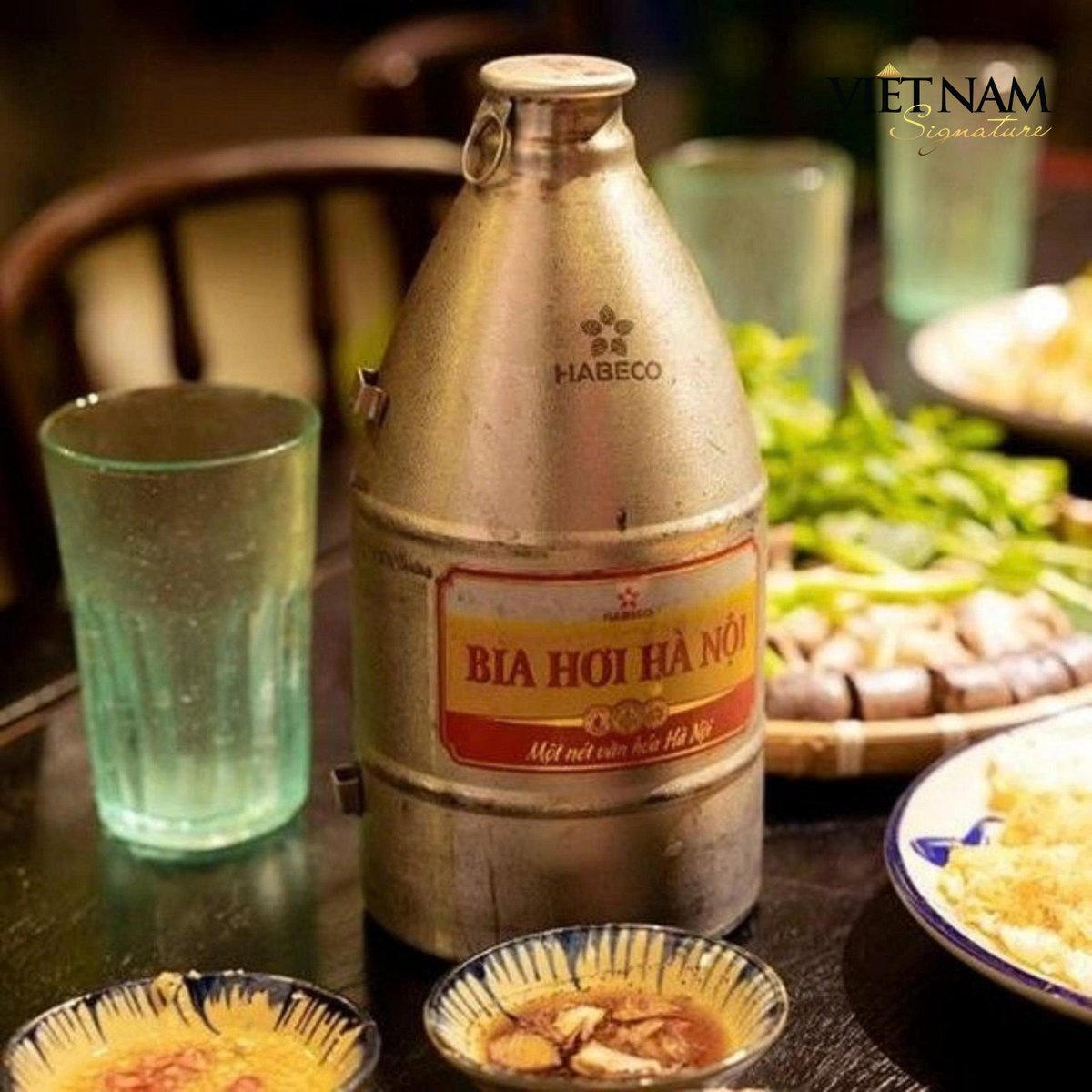 IlyRubi's tweet photo. Ta Hien Beer Street is Hanoi after dark: cold bia hoi, tiny stools, street food, and endless energy. Pair it with grilled quail or boiled peanuts, then soak in the Old Quarter’s unmistakable rhythm. https://t.co/oZD9opXZWk