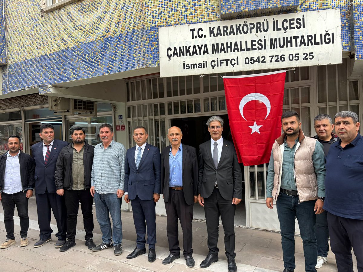 urfayeniparti's tweet photo. İl Başkanımız Ecz. Bozan Sürücü, İl Yönetim Kurulu üyelerimiz, Karaköprü İlçe Başkanımız Av. Ethem Kaya ve yönetim kurulu üyelerimizle birlikte. 

Çankaya Mahalle Muhtarımız Sayın İsmail Çiftçi ve Narlıkuyu mahalle muhtarımız Hüseyin Süzeni ziyaret ettik.
Mahallemizin ihtiyaçları, vatandaşlarımızın talepleri ve çözüm bekleyen konular üzerine görüş alışverişinde bulunduk.

Şehrimizin her mahallesinde vatandaşlarımızı dinlemeye, sorunları yerinde görmeye ve çözüm yolları için çalışmaya devam edeceğiz.

Değerli Muhtarımız İsmail Çiftçi’ye ve  Hüseyin Süzen’in misafirperverliği ve samimi sohbeti için teşekkür ediyoruz.
@yenipartiyiz @eczozgurozel @EnsarAytekin10 @MTanal @av_ethemkaya