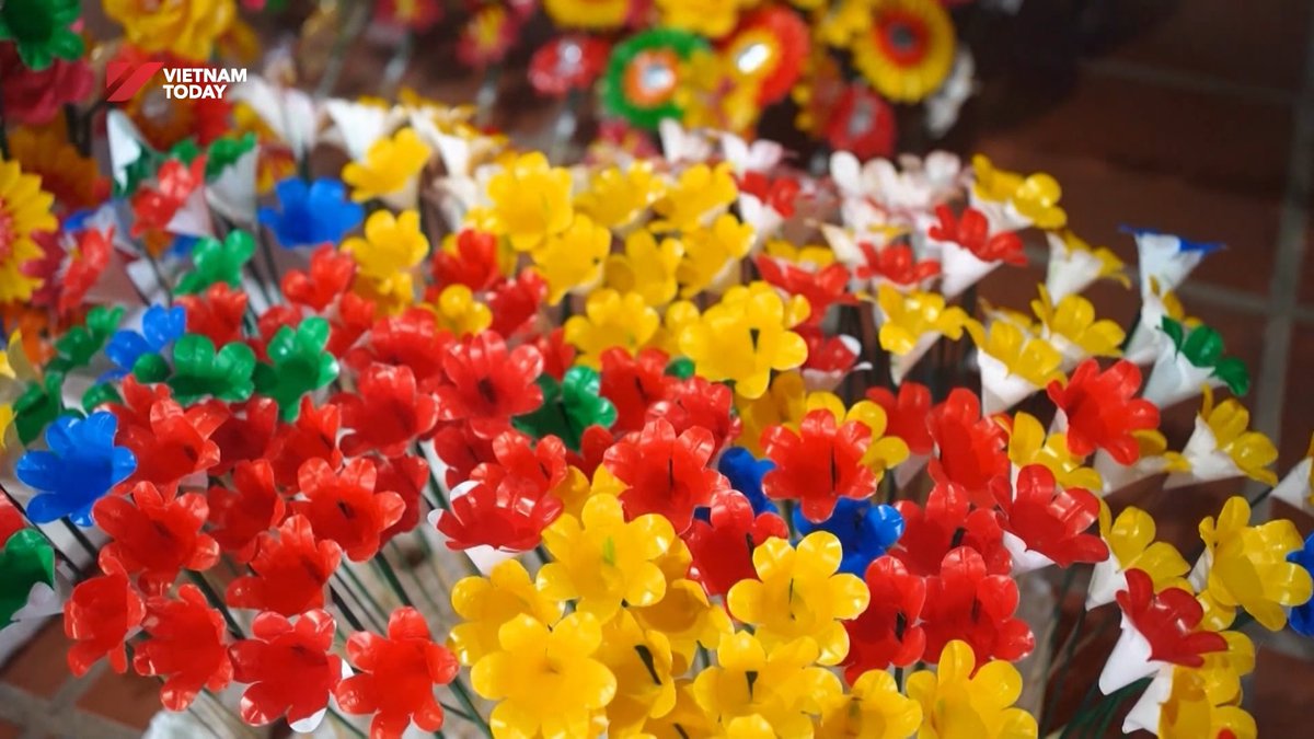 seba_caceres's tweet photo. For over 300 years, Thanh Tien paper flowers have embodied Hue’s living heritage. Handcrafted from paper, bamboo and natural colours, each bloom carries generations of skill, from ritual traditions to modern life. https://t.co/KceIxgl2s5