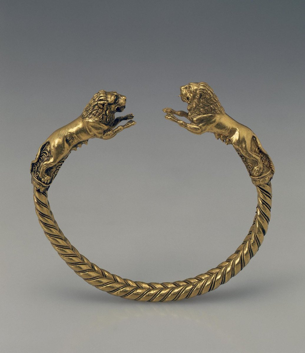 ghostofhellas's tweet photo. Ancient Greek gold bracelet with terminals of maned lionesses, dated to the 4th century BC. https://t.co/HzlJbQcmZ0