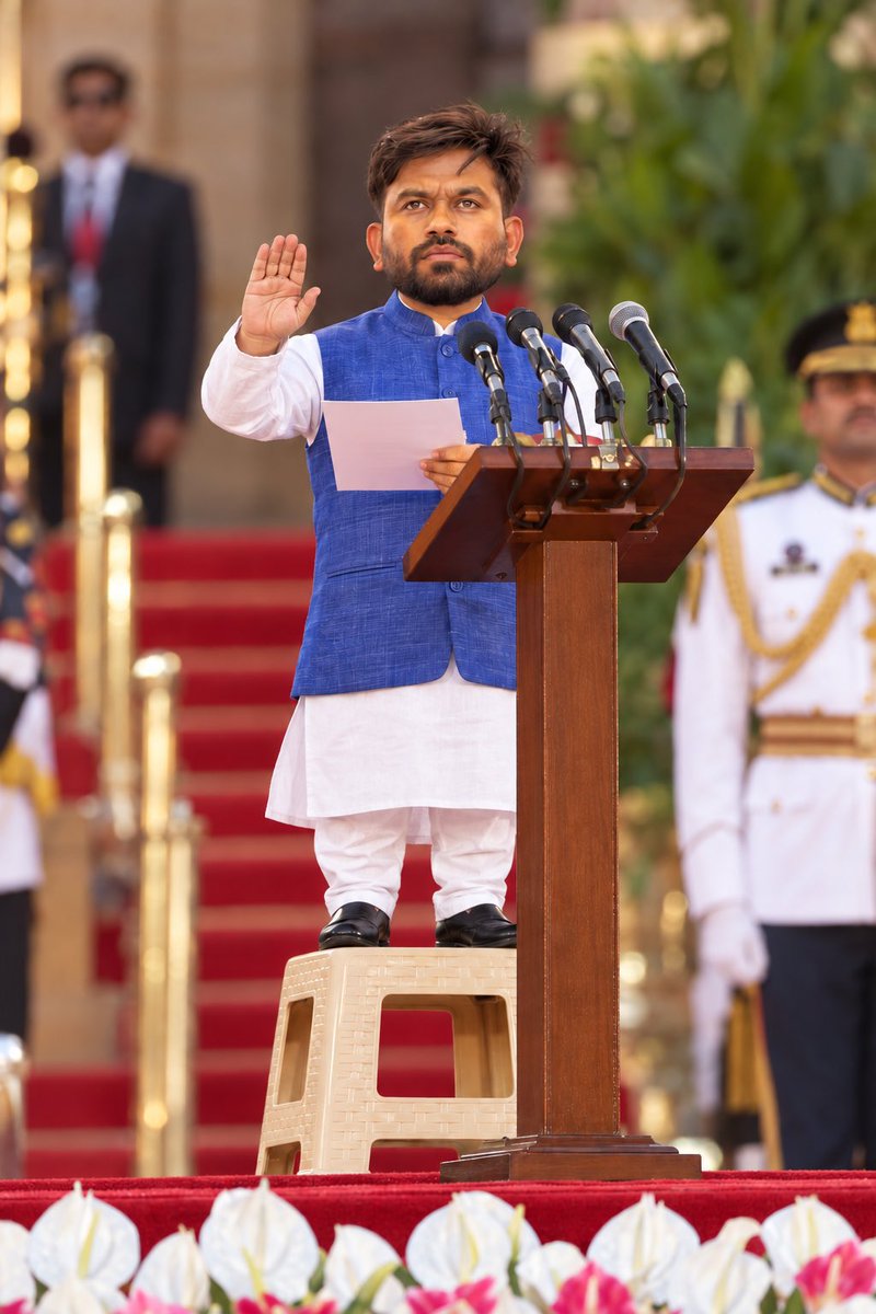 effucktivehumor's tweet photo. Sun le bey baune @abhijeet_dipke ye desh Baba Saheb ke samvidhan aur kanoon se chalega, tere road mein bhaunkne se nahi! https://t.co/nLMroJcp1u