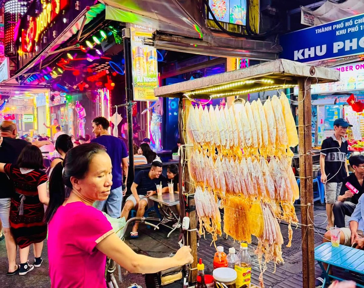 ngocchi616's tweet photo. Discover Ho Chi Minh City’s timeless charm, from the Reunification Palace and Saigon Central Post Office to vibrant markets and local life. Thank you, Mrs. Ioana Rotaru, for sharing your Vietnam memories with us. https://t.co/T2cNmtL9mR