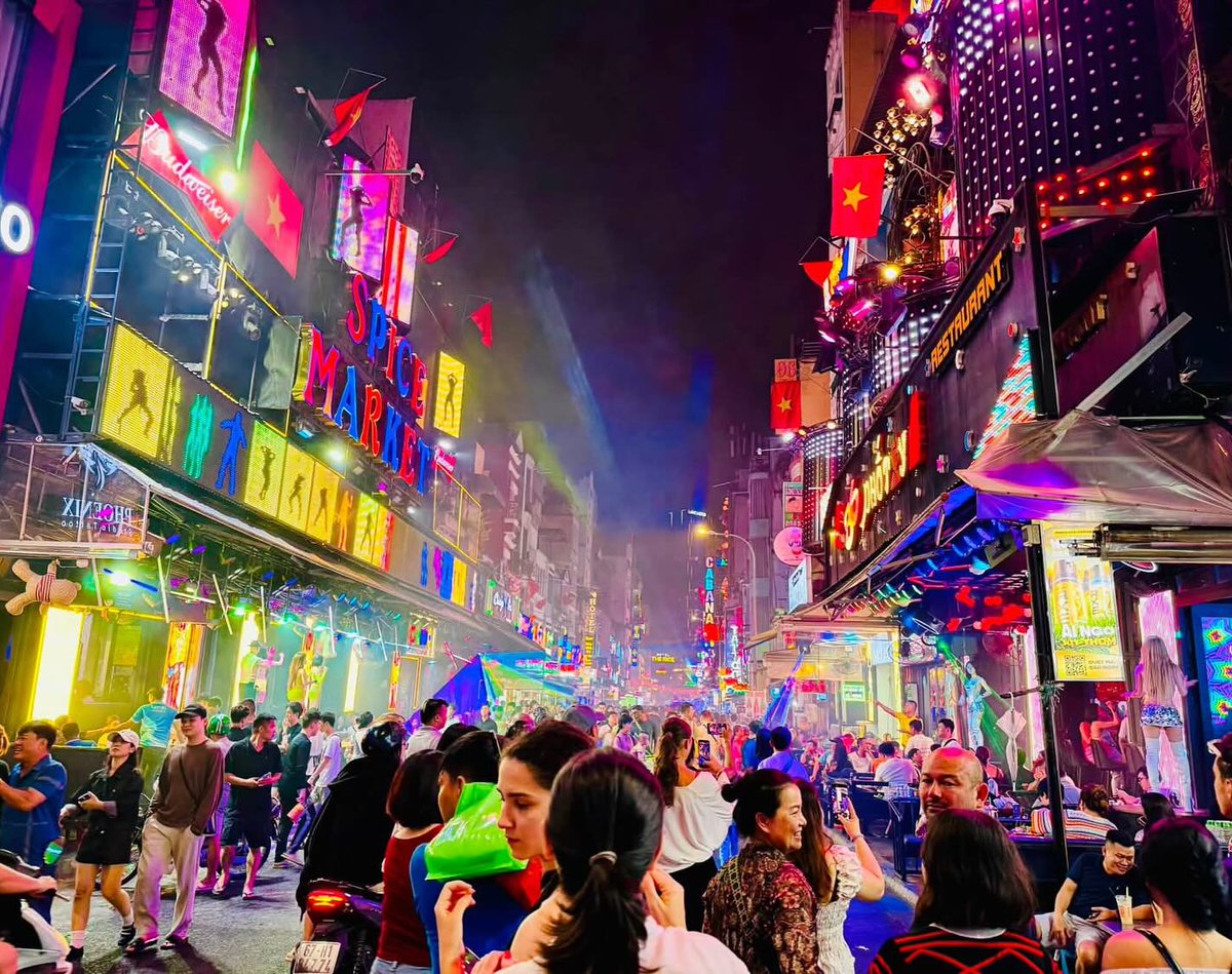 ngocchi616's tweet photo. Discover Ho Chi Minh City’s timeless charm, from the Reunification Palace and Saigon Central Post Office to vibrant markets and local life. Thank you, Mrs. Ioana Rotaru, for sharing your Vietnam memories with us. https://t.co/T2cNmtL9mR