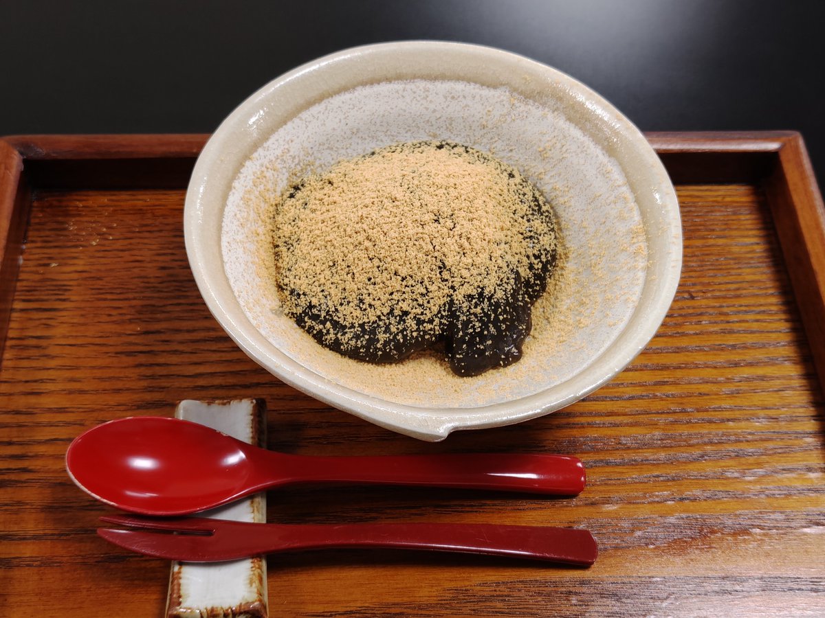 yosyhum's tweet photo. 和菓子魂
千本玉壽軒
かけるわらび餅
奇跡の食感😳
目の前で一人ずつ練ったわらび餅をこし餡にかけて提供してもらえる贅沢よ☺️
湯気が立ってるわらび餅なんて初めて❣
温かいせいか、提供される時にきな粉の香りがフワッと来て期待が一気に膨らむ✨️
とろとろもちもち〜脳が溶けそうです🫠 https://t.co/71sieyPH5D