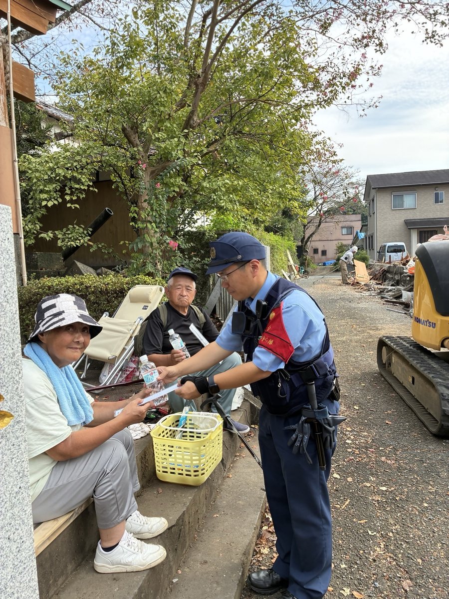 oita_police's tweet photo. 【令和８年熊本地震】

特別自動車警ら部隊が、熊本県美里町の被災者の方に対し、防犯チラシや水、冷却タオル等を配付し、「家が全壊で不安の中、パトロールをしてくれるので安心できてありがたいです」などとお言葉をいただきました。
今後も全力で警戒を続けてまいります。

#大分県警察 https://t.co/fm0kDYWOpH