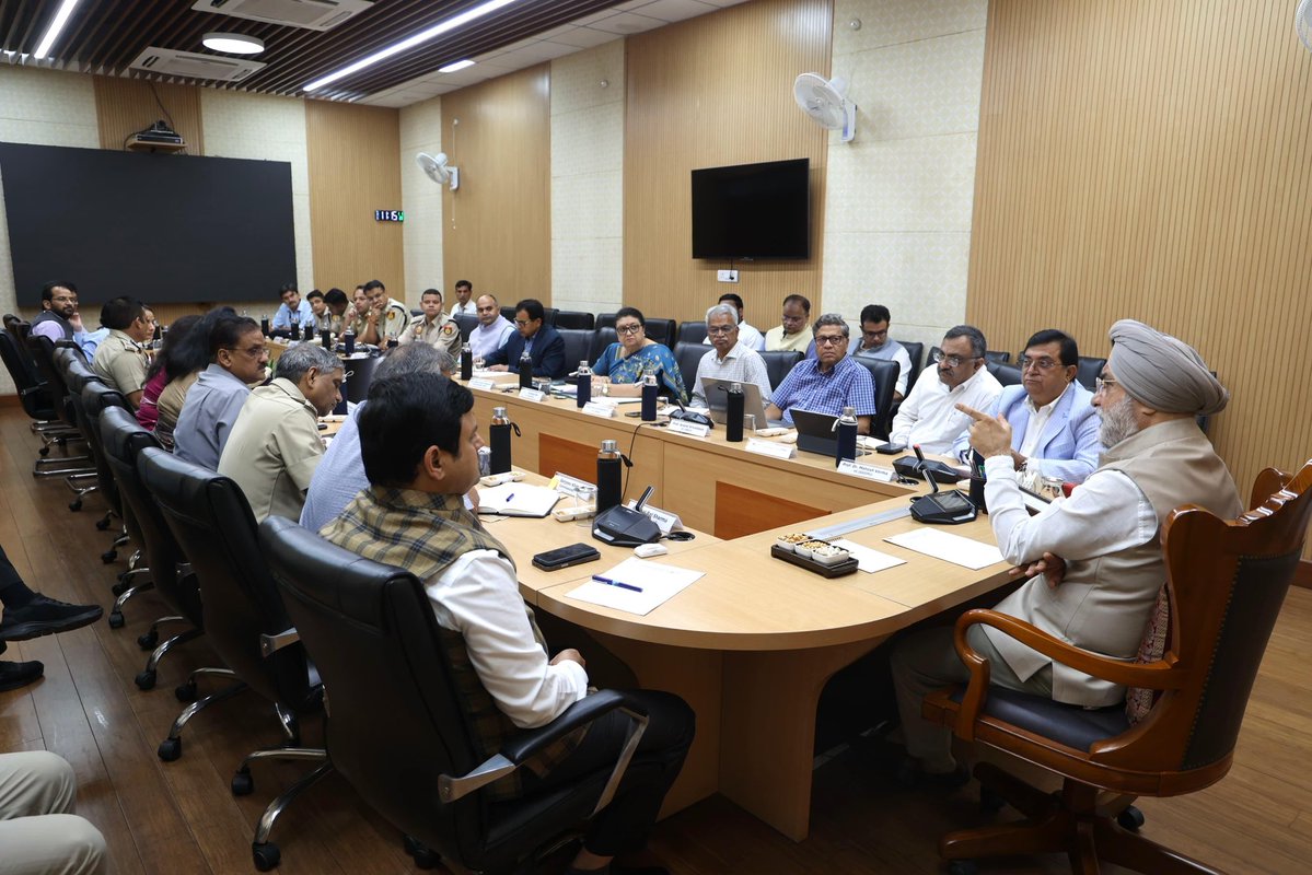 LtGovDelhi's tweet photo. The safety and security of our students is non-negotiable.

Held a meeting with Vice Chancellors/Directors of GNCTD Universities, alongside senior officials of Delhi Police, PWD, MCD and Transport Department, to review campus security and the safety of students, with particular focus on our girl students.

Directed strengthened multi-agency coordination covering enhanced police patrolling, elimination of dark spots, CCTV integration along approach roads, improved last-mile transport connectivity and comprehensive safety audits of student accommodations.

We must ensure that every young person - especially our daughters - can pursue education in Delhi with confidence, dignity and a sense of security.

A safe, vibrant and dignified environment for our youth is foundational to our vision of a #ViksitDilli.