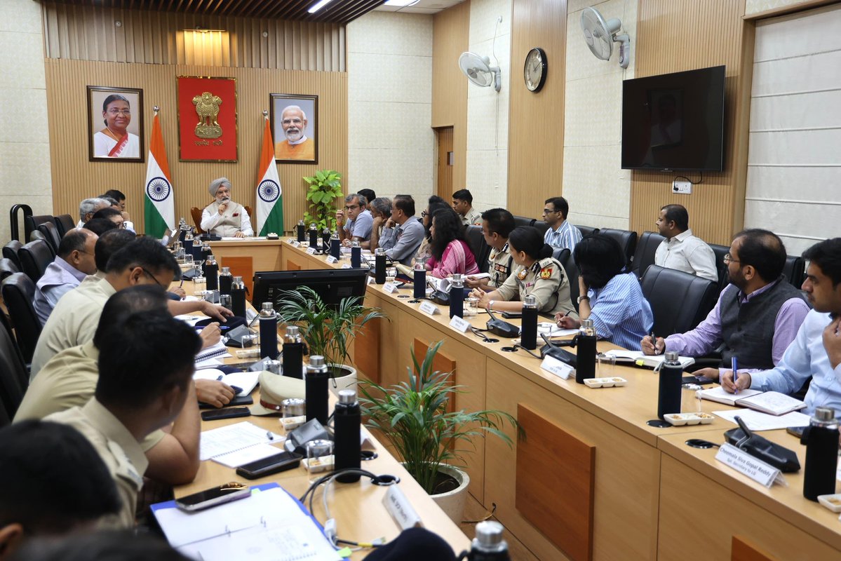 LtGovDelhi's tweet photo. The safety and security of our students is non-negotiable.

Held a meeting with Vice Chancellors/Directors of GNCTD Universities, alongside senior officials of Delhi Police, PWD, MCD and Transport Department, to review campus security and the safety of students, with particular focus on our girl students.

Directed strengthened multi-agency coordination covering enhanced police patrolling, elimination of dark spots, CCTV integration along approach roads, improved last-mile transport connectivity and comprehensive safety audits of student accommodations.

We must ensure that every young person - especially our daughters - can pursue education in Delhi with confidence, dignity and a sense of security.

A safe, vibrant and dignified environment for our youth is foundational to our vision of a #ViksitDilli.