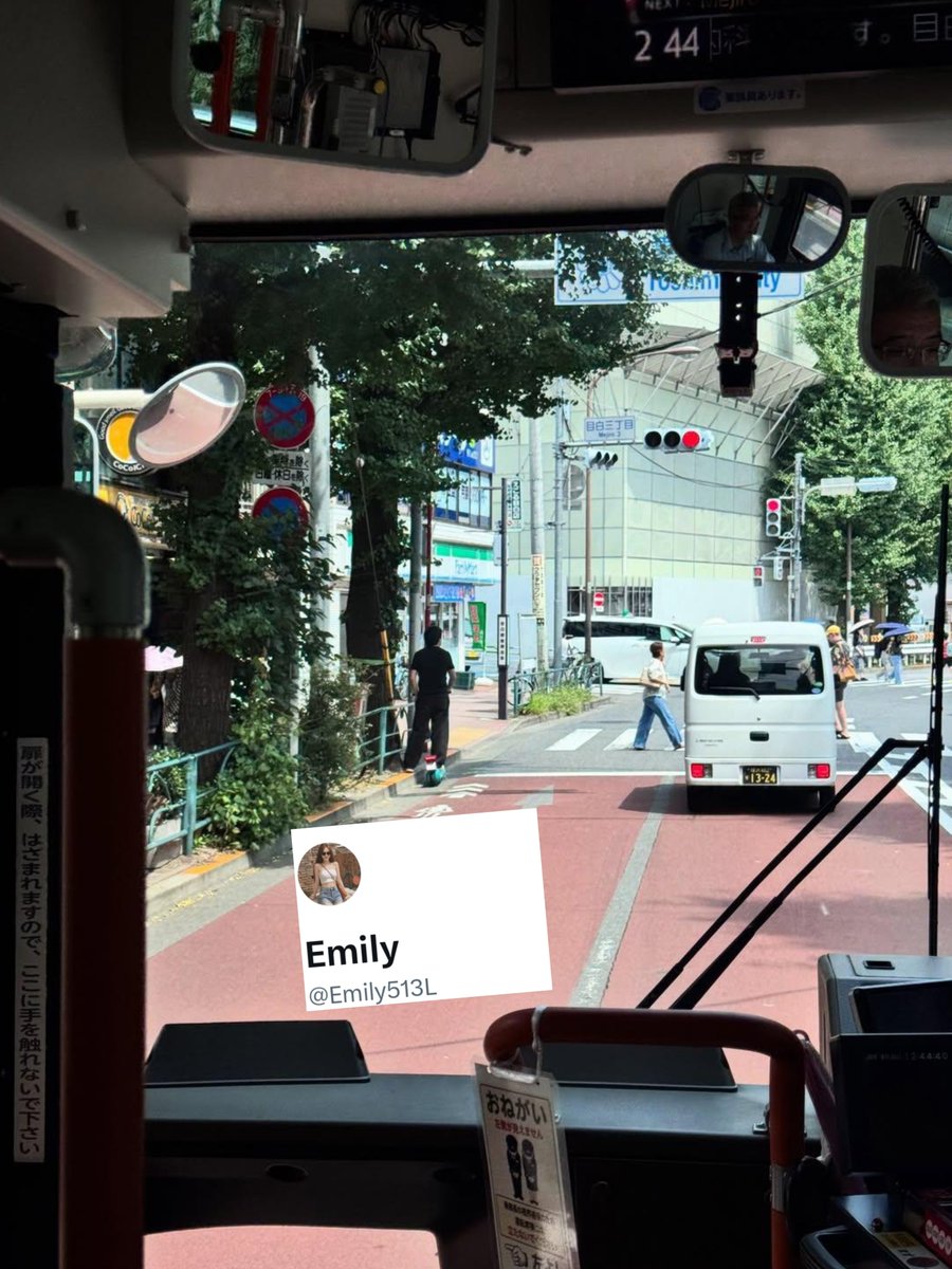 Emily513L's tweet photo. 到東京塔打卡全是台灣人，人多到好像沒出國一樣🙄 https://t.co/LX3kWfQBL8