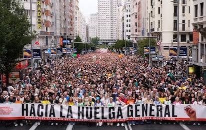 Rober__Ruiz's tweet photo. Un desahucio, una acampada que se extiende y la movilización masiva han cambiado el centro del debate y el marco político del país.
La consigna del PSOE: elecciones, “yo o el caos”. La nuestra: Huelga General.
Si una acampada ha cambiado el sentido común institucional, ¿que no podrá mover una huelga general de masas? Ya hay varias parciales en marcha. Toca unificar las luchas. Por el coste de la vida (vivienda, salarios, cesta de la compra, energía). Ahora el centro está en la calle: con o sin decretos, la movilización seguía; con o sin elecciones, también.
La clase obrera en el centro, los comunistas al frente.