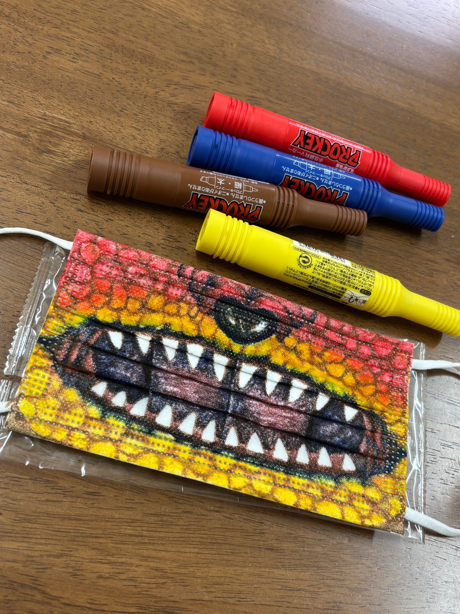 mtmnkor's tweet photo. 待ち時間、とても暇を持て余したため楽屋にあるペンで炎角マスクを描きました

怖いと思う https://t.co/OadYdGEdJE
