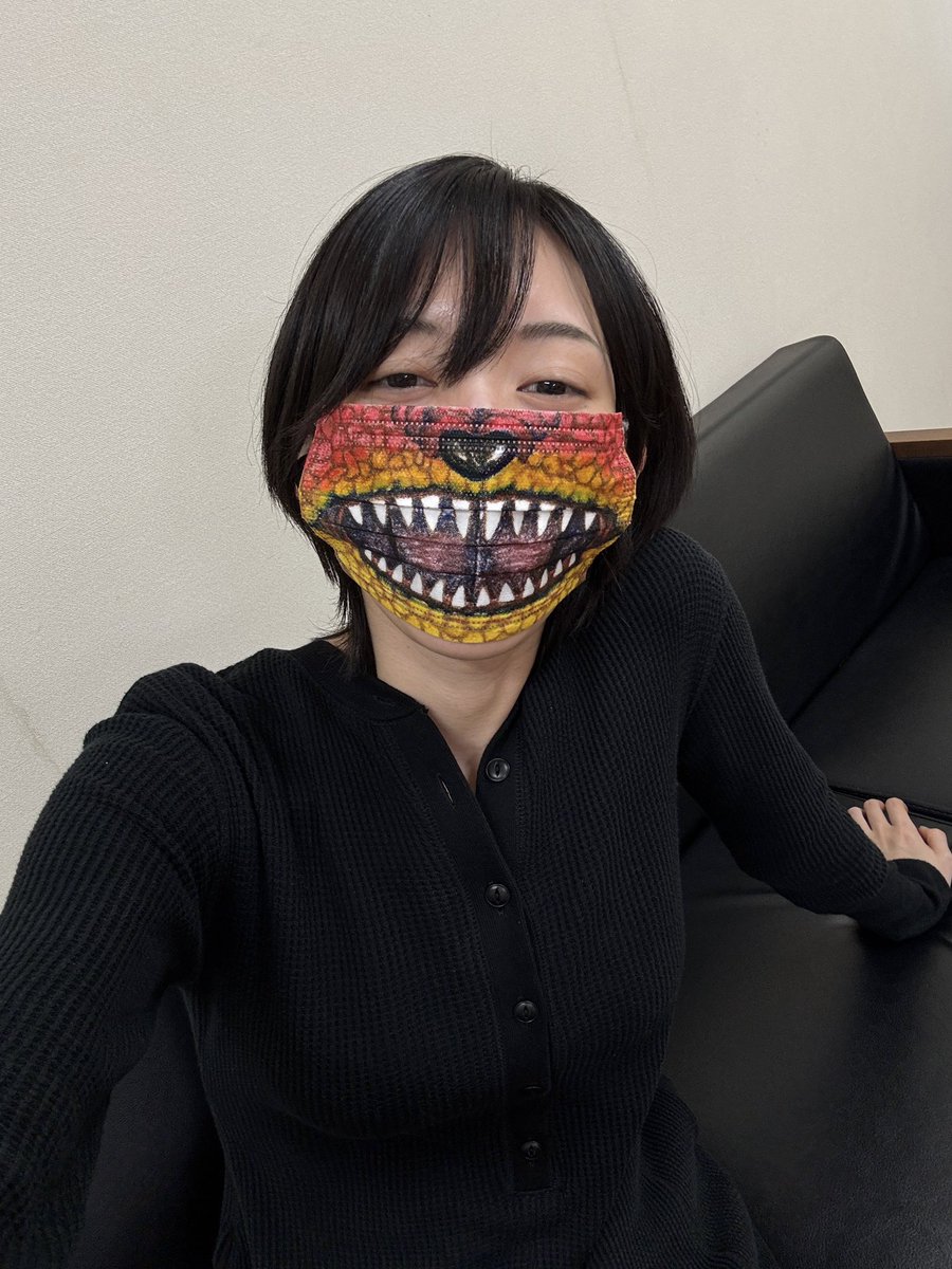 mtmnkor's tweet photo. 待ち時間、とても暇を持て余したため楽屋にあるペンで炎角マスクを描きました

怖いと思う https://t.co/OadYdGEdJE