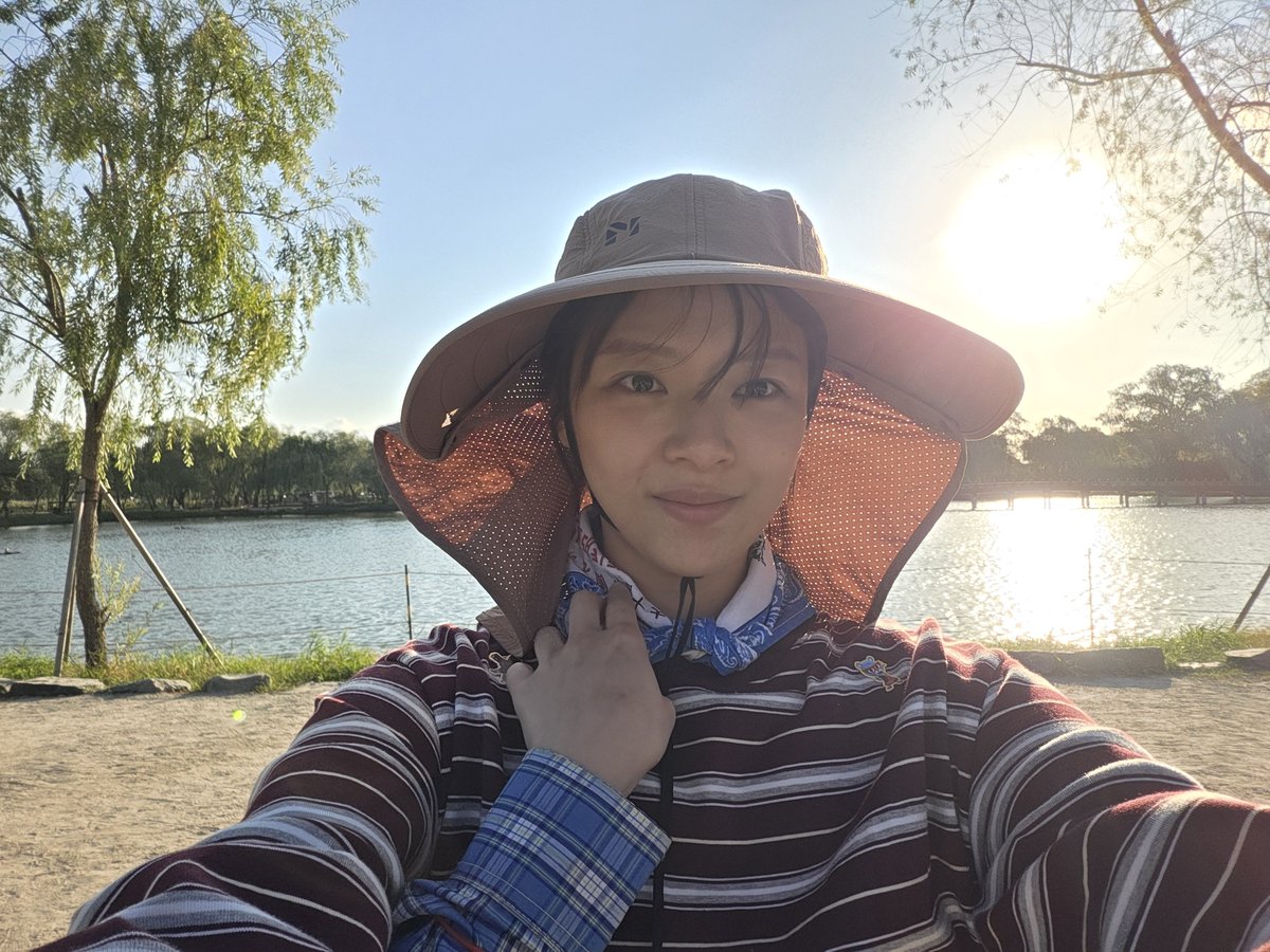 godmitzu's tweet photo. JEONGYEON ENJOYING THE KOREAN COUNTRYSIDE https://t.co/rxj5KFjVyZ