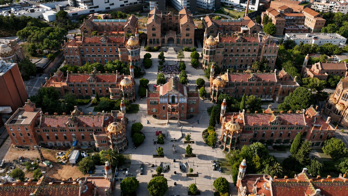 santpaubcn's tweet photo. 🏛️ En el #DiaMundialDelHàbitat recordem que el Recinte Modernista va ser concebut com una autèntica ciutat sanitària. Fa més d'un segle, Lluís Domènech i Montaner ja integrava arquitectura, salut i natura en un model pioner que situava el benestar de les persones al centre. https://t.co/jPFMrknYe0
