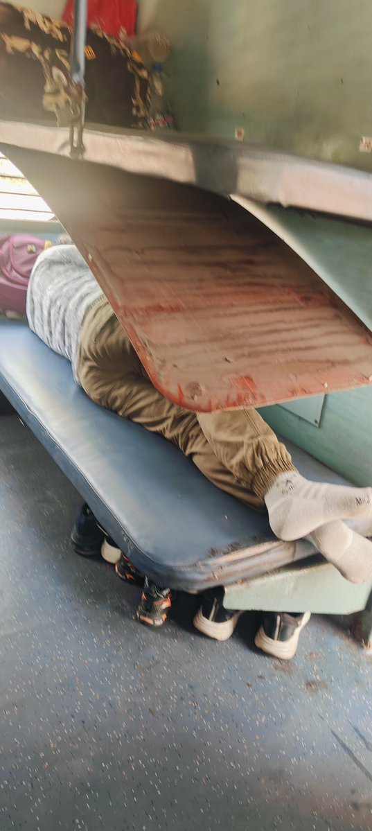 amar__mishra's tweet photo. @RailMinIndia @IRCTCofficial @IndianRailways @RailwaySeva
I am travelling on Train No. 07090, S1 Coach. There is no water supply in the coach, and one of the seats is also broken/damaged, causing serious inconvenience to passengers.Kindly look into this issue urgently and https://t.co/Wc0fR9oNEK