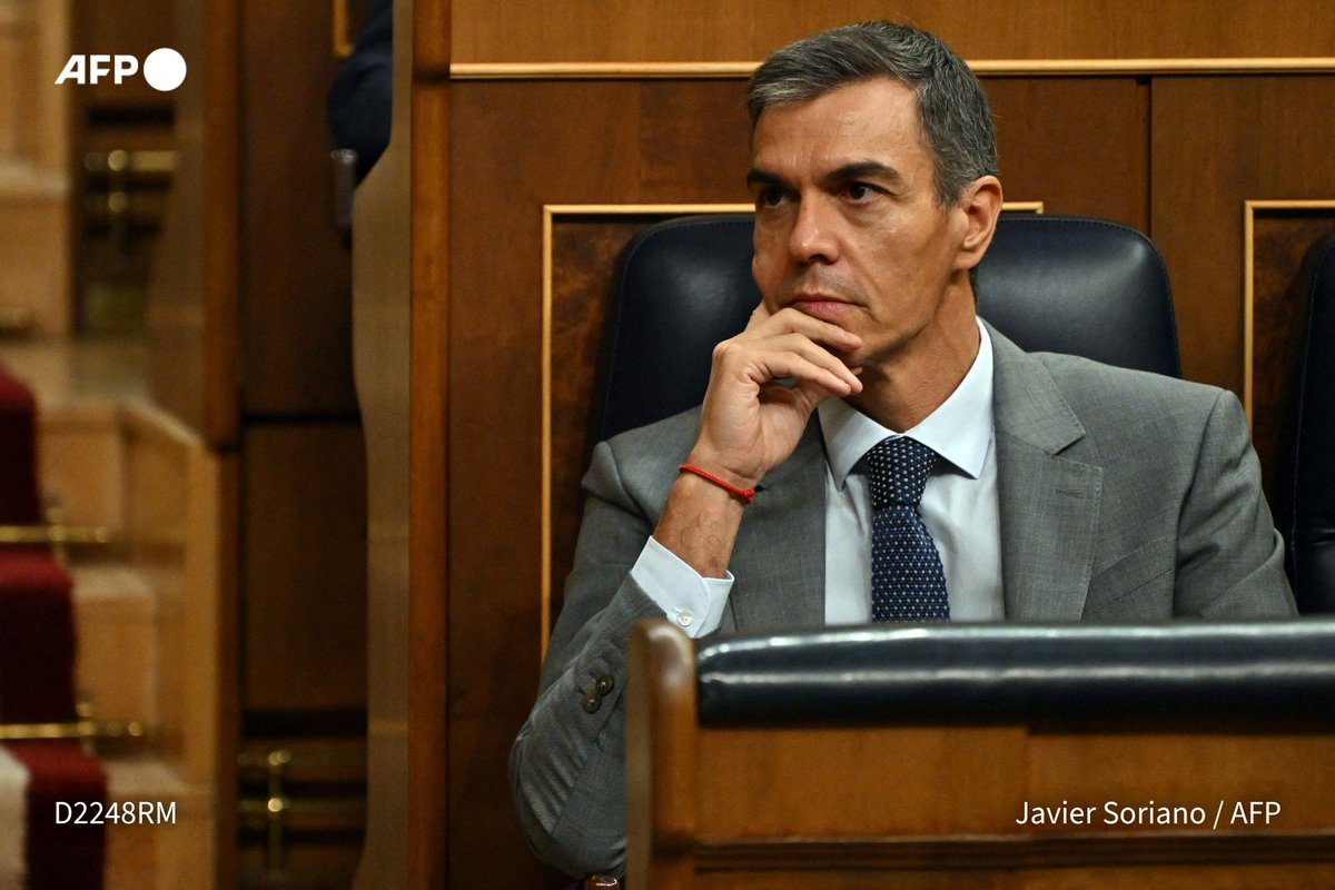 afpfr's tweet photo. 🇪🇸 Espagne: le Premier ministre Pedro Sánchez convoque des élections législatives anticipées le 29 novembre prochain, après le rejet vendredi des mesures que son gouvernement avait présentées pour tenter de sortir l'Espagne de la crise du logement ⬇️ https://t.co/8zSrLj9i2l